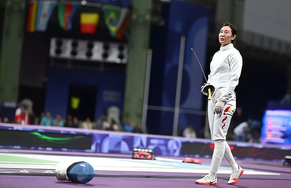 在女子重剑个人赛中,奥运冠军孙一文遭遇了一次争议判罚,使得她的